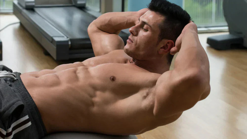 Homme musclé torse nu en train de faire des exercices dans une salle de gym