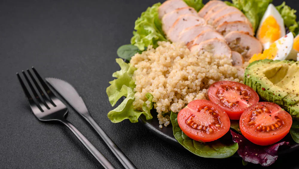 Une assiette healthy sur un fond gris et couvert noir