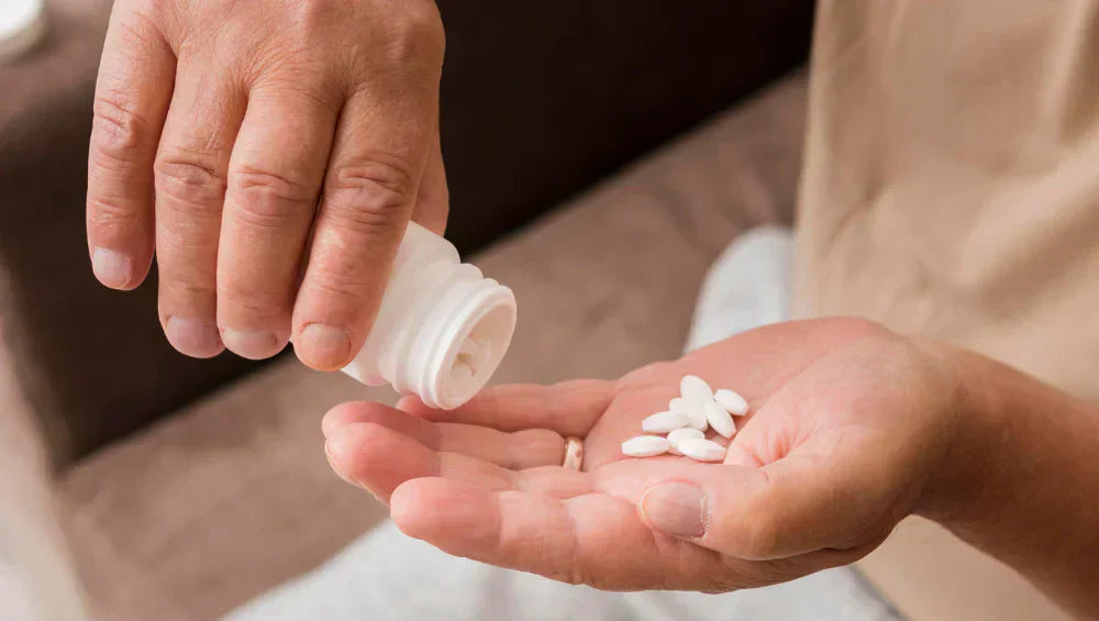 Homme en train de prendre des comprimés de zinc dans sa main
