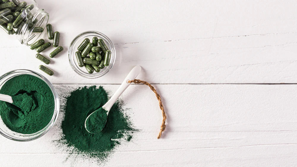 Spiruline en poudre et gélules sur une table avec vue du haut