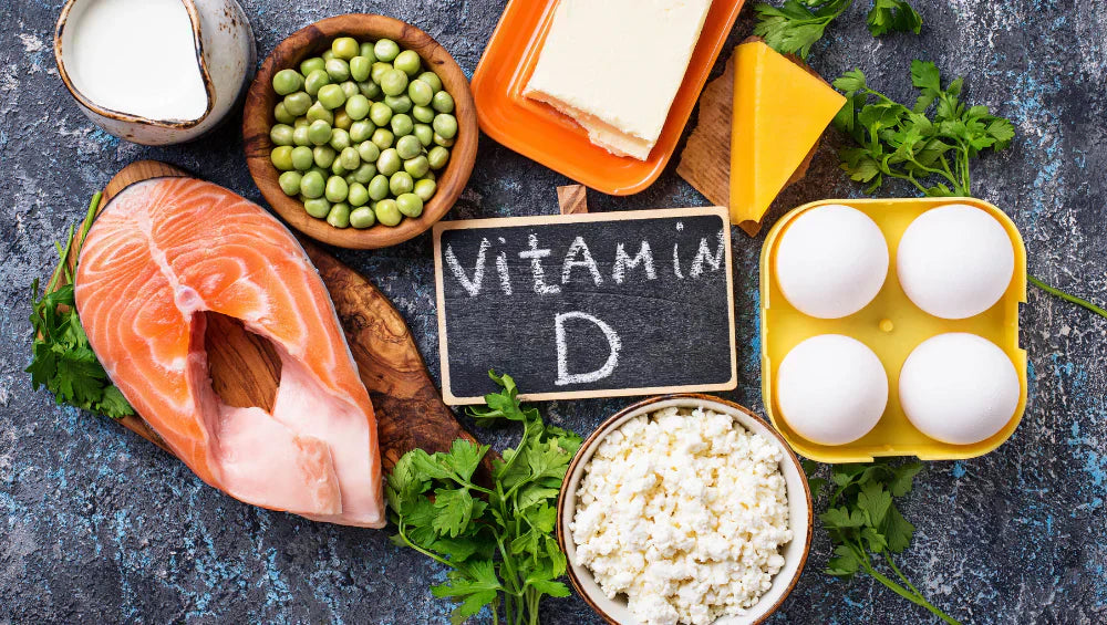 Plusieurs aliments riches en vitamine D disposé sur une table