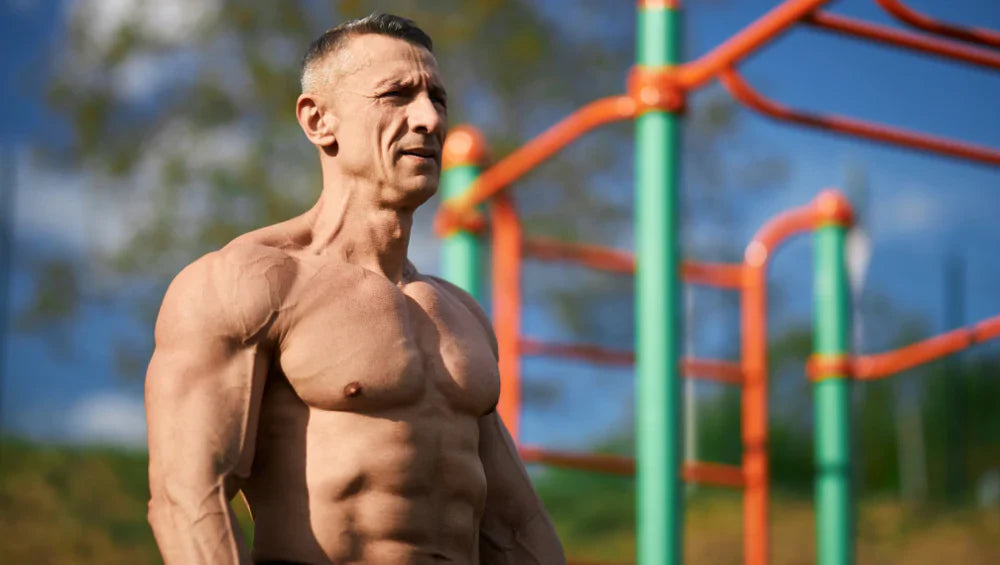 Homme sec et musclé en train de faire du street workout