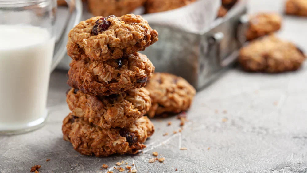 Cookies maison protéiné posé sur une table grise a coté d'un verre de lait