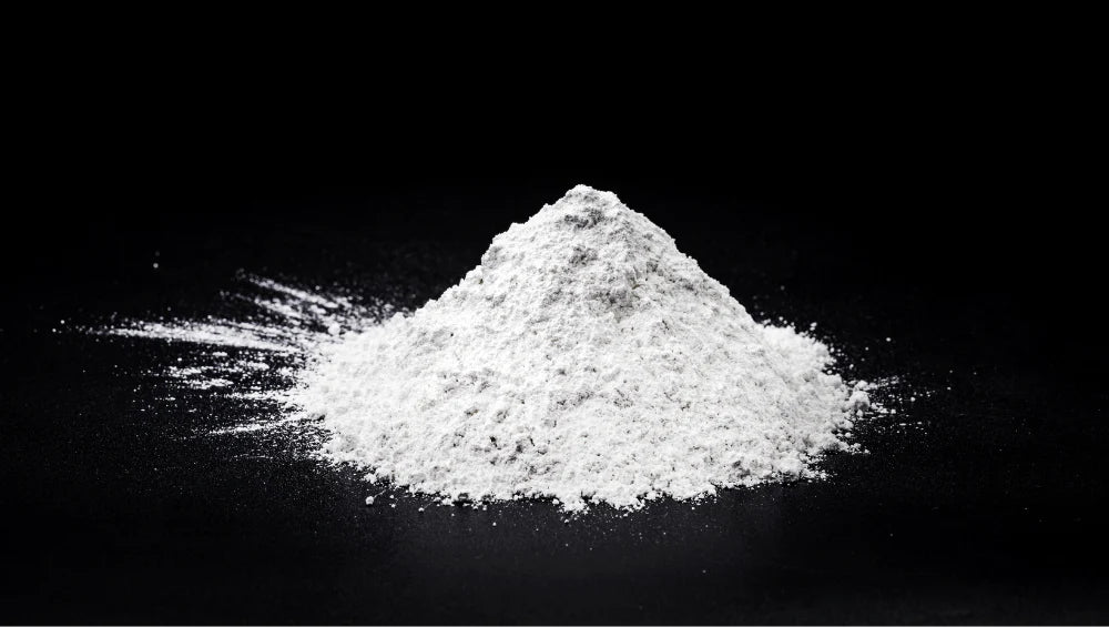 Poudre blanche sur un fond noir