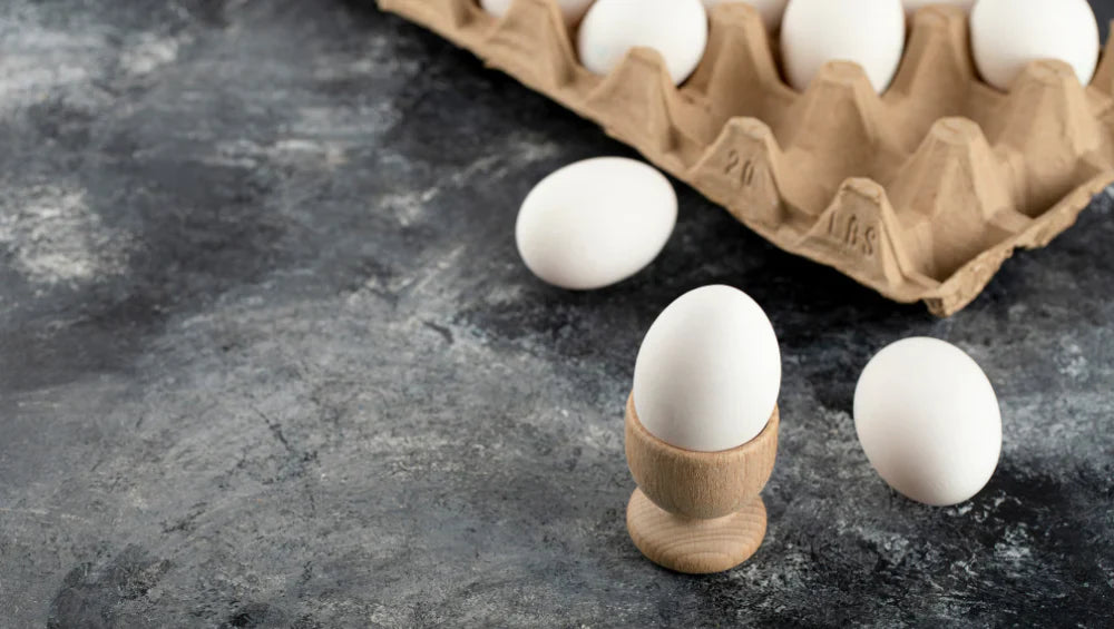 Plusieurs œufs blanc sur une table grise