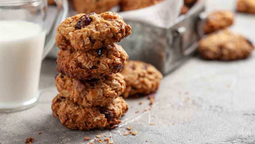 Cookies maison protéiné posé sur une table grise a coté d'un verre de lait