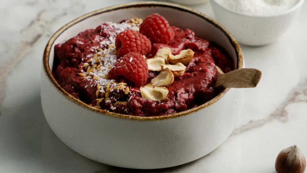 un bowl cake avec des fruits rouge dessus